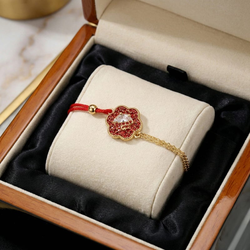 انسيال ذهبي رقيق من الستانلس ستيل المقاوم للصدأ، يجمع بين السلسلة الذهبي والخيط الأحمر، يتوسطه زهرة مرصعة بالزركون الأحمر والشفاف. وقفل قابل للتعديل. - Image 5